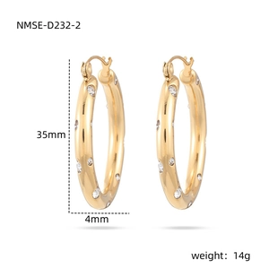 Pendientes de aro de 35mm en acero de titanio chapado en oro 18K con circonitas engastadas