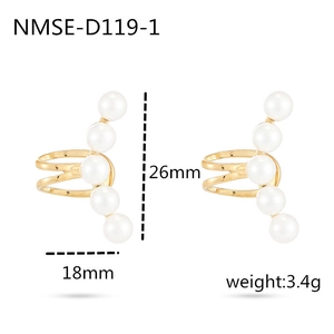 Boucles d'oreilles en acier doré 18K serties de cinq perles blanches au design élégant