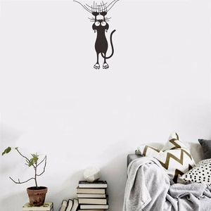 Vue détaillée d'un sticker mural chat noir amusant sur un mur blanc dans un salon décoré