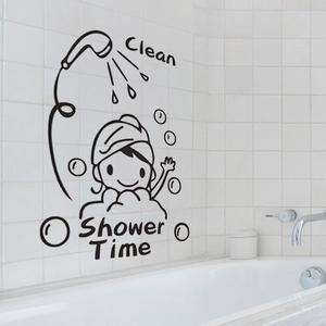 Adesivo murale bambina che fa il bagno con testo Clean e Shower Time su piastrelle bianche
