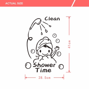 Dettaglio adesivo murale bimba che fa il bagno con testo Clean, 41cm per 28,5cm