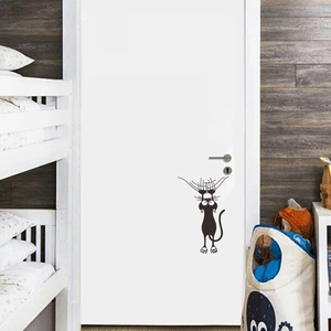 Sticker mural chat noir rigolo montrant un chat de dessin animé grimpant sur une porte