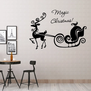 Adesivo murale Magic Christmas con silhouette di renna che tira una slitta di regali