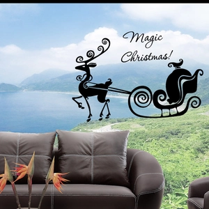 Dettaglio dell'adesivo Magic Christmas con silhouette di renna e slitta su vetro finestra