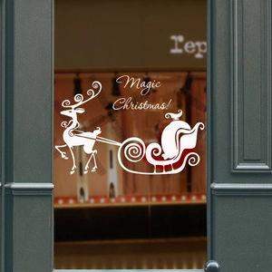 Dettaglio degli adesivi per finestre con renna e slitta Magic Christmas su vetrina