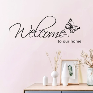 Detailansicht des Welcome to our home Wandtattoos mit Schmetterling auf rosa Wand
