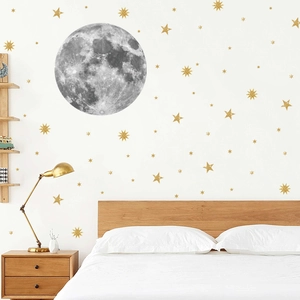 Adesivo da parete luna grigia realistica con stelle dorate glitterate per cameretta