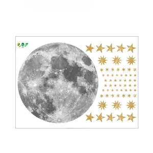 Dettaglio adesivo murale in PVC 60x40cm con luna e stelle dorate per decorazione camera