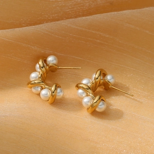 Vista macro della finitura in oro intrecciato con eleganti dettagli in perla