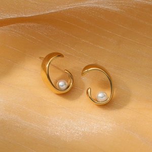 Eleganti orecchini a perno a forma di C in acciaio al titanio dorato e perle su seta