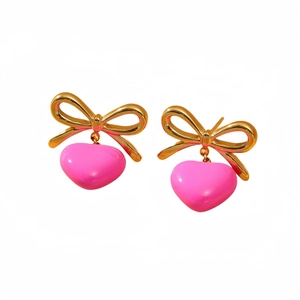 Elegante goldene Schleifenohrringe mit fluoreszierenden rosa Herzanhängern aus Edelstahl