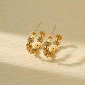 Elegante goldene Creolen in Blumenform aus poliertem Edelstahl für modebewusste Damen