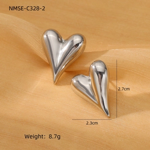 Dimensiones detalladas de los pendientes de doble corazón bañados en oro 18K