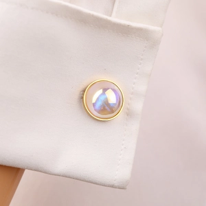 Gemelli a cuore in acciaio inossidabile con inserto in perla su camicia bianca