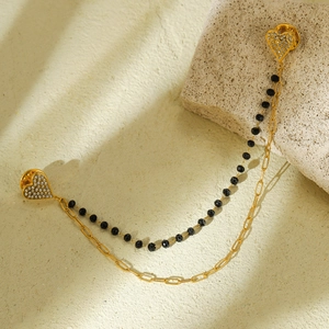 Broche de col cœur doré avec perles noires et cristaux sur pierre naturelle