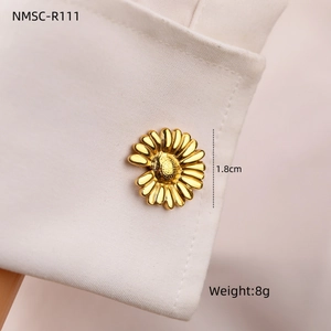 Detailed macro view of 18K gold daisy cufflink with 1.8cm diameter and 8g weight