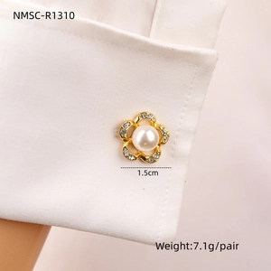 Dettaglio di gemelli a forma di fiore dorato da 1,5 cm con perla su polsino di camicia