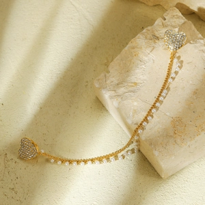 Elegante spilla a cuore dorata con strass e perle bianche per camicie da donna