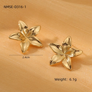 Detalle de pendientes de flor dorada de 2,4 cm con acabado de espejo pulido de lujo