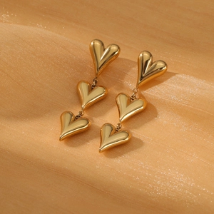 Pendientes elegantes de acero inoxidable chapado en oro de 18K con tres corazones