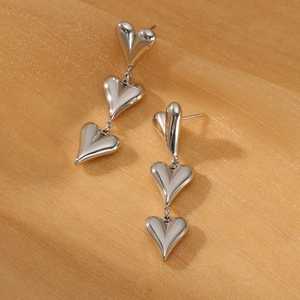Elegantes pendientes colgantes de acero inoxidable pulido con triple corazón