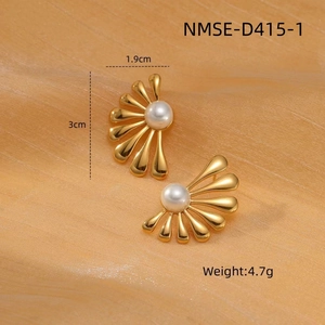 Boucles d'oreilles en perles dorées en éventail en acier inoxydable au design nervuré