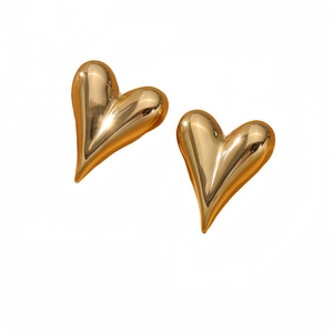 Pendientes de botón dorados con forma de corazón y acabado metálico pulido