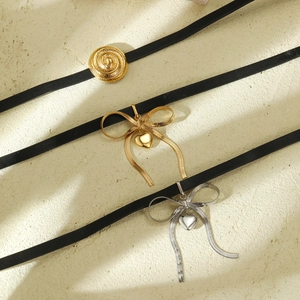 Drei Leder-Choker-Halsketten mit Schleifen-Herz und Spiral-Anhängern in Gold und Silber