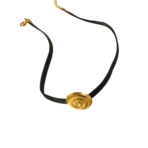 Minimalistische Goldspiral-Halskette mit schwarzem Lederband für Damen, elegantes Design