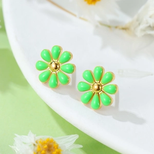 Pendientes de margaritas en acero de titanio dorado con esmalte verde brillante