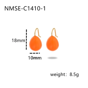 Détail de boucles d'oreilles goutte orange avec dimensions de 18 mm de haut et 10 mm de large
