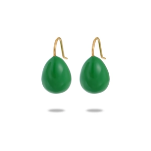 Vue détaillée des boucles d'oreilles gouttes vertes avec crochets dorés polis sur blanc