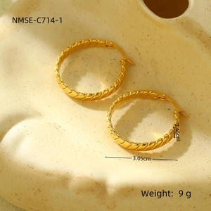 Detail van gouden gedraaide oorringen met 3,05 cm diameter en 0,46 cm dikte specificatie