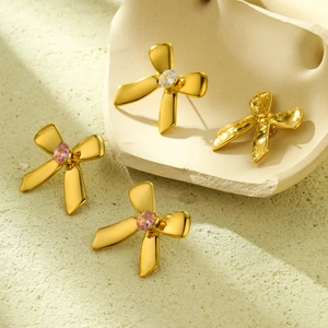 Elegantes pendientes de lazo dorado con circonitas rosas y blancas de diseño moderno