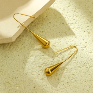 Détail de boucles d'oreilles en forme de goutte en or 18K avec finition miroir polie