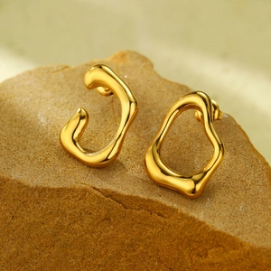 Minimalistische 18K Gold Titanstahl C-Form Ohrringe mit polierter Flüssigmetall-Textur