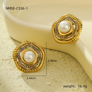 Détail de boucles d'oreilles fleur vintage avec perle et zircon sur métal doré poli