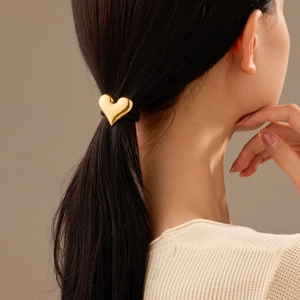 Minimalist Titanium Steel Gold Heart Charm Hair Scrunchie For Women Elastic Black Hair Tie High Shine Metal Ponytail Holder
