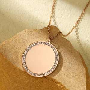 Collier à pendentif rond personnalisé en or rose avec halo de cristaux sur décor minéral