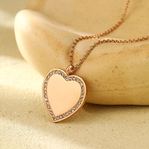 Collier personnalisé avec pendentif cœur en or rose serti de zircones et chaîne fine