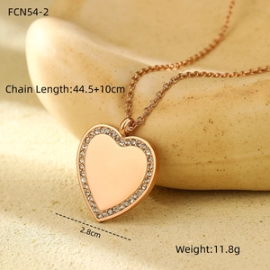 Vue macro du pendentif cœur avec cristaux étincelants et mesures de taille