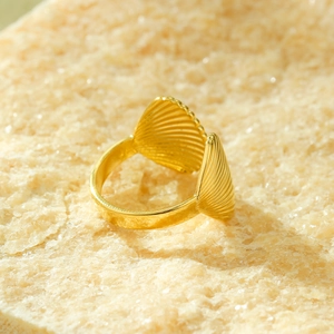 Anello aperto placcato in oro 18K con design a doppia conchiglia su base di pietra