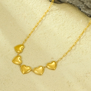 Collar de acero inoxidable chapado en oro de 18K con cinco dijes de corazón en relieve