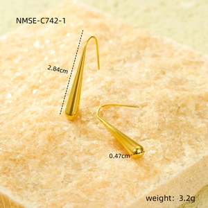 Détail de boucles d'oreilles goutte d'or polies de 2,84 cm avec finition miroir