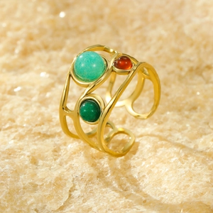 Anello aperto placcato oro 18 carati con fasce traforate e tre pietre naturali colorate