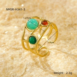 Dettaglio dell'anello aperto placcato oro 18k con tre perline di pietra naturale colorata