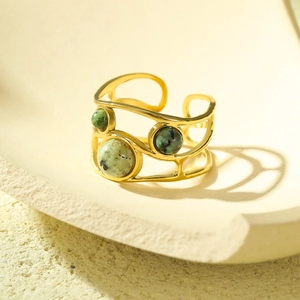 Anello aperto in acciaio inossidabile placcato oro 18k con tre pietre verdi naturali