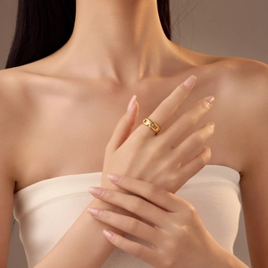 18K vergulde roestvrijstalen schakelketting open ring getoond op de vinger van model