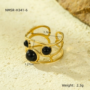 Vista dettagliata dell'anello in acciaio inossidabile placcato oro 18k con tre pietre nere