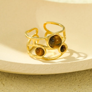 Dettaglio dell'anello aperto placcato oro 18k con tre pietre di occhio di tigre marroni